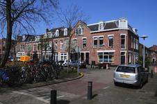 900175 Gezicht op de huizen Bilderdijkstraat 1 (rechts) -9 te Utrecht, vanaf de P.A. de Genestetstraat.